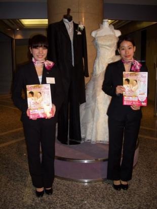 フェア入り口にて。お揃いのピンクのスカーフで気持ちも引き締まりました。