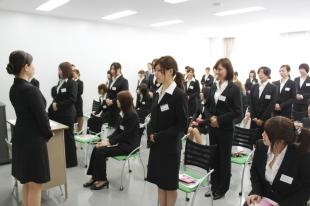 ANAの元CAの講師によるマナー実習
