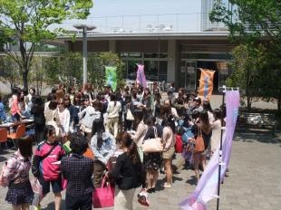 多くの学生が声を張り上げ、新入部員獲得に向けて頑張りました！