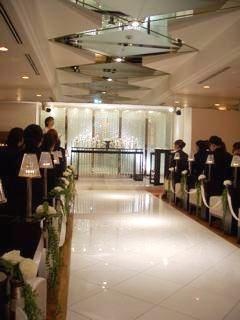 更に、館内の見学にもご案内頂きました。 クリスタルが輝くチャペルでは、 スタッフの方から結婚にまつわる様々なお話をお伺いし、 挙式当日に歌われる歌まで生でご披露頂きました。 感動して皆で大号泣となったことが何よりも印象的でした