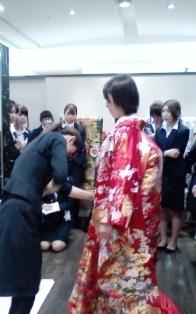 打掛の試着体験。赤系の色合いが人気だそうです。３～４キロもありちょっと重たいかも！