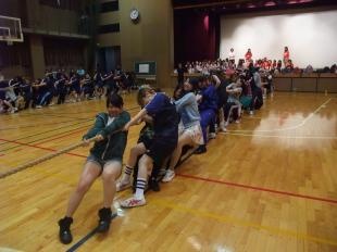 引いてる？　引っ張られてる！？（綱引き）