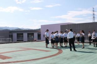 中央棟の屋上にあるヘリポートも見学させていただきました