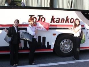 バスの添乗員さんと記念撮影