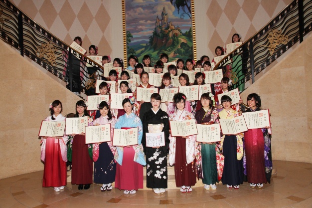 グランドステアケースの前で集合写真撮影