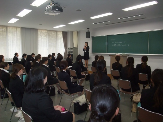 各教室に分かれてマナー講座開始！