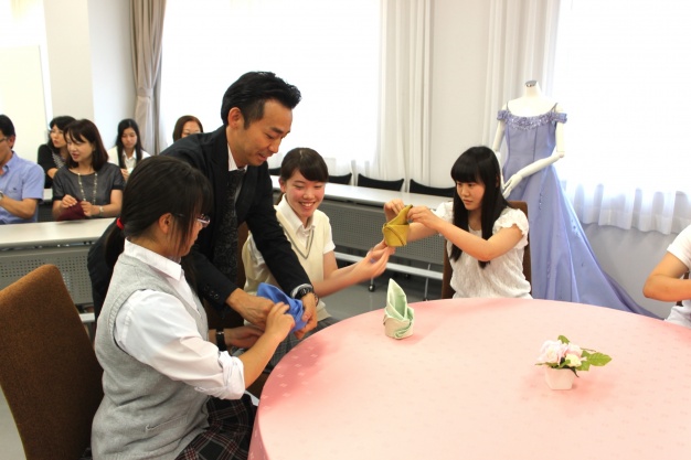 ・ナプキンを使ったおもてなしを体験<br>
    ” width=”200″ /></p>



<p>・ナプキンを使ったおもてなしを体験</p>



<h3 class=