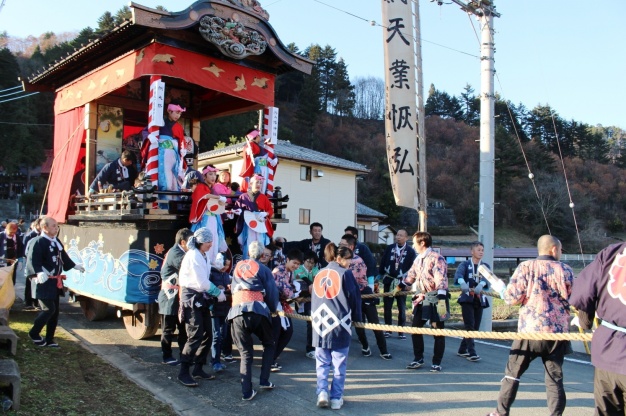 屋台を曳いている様子