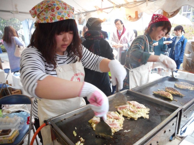 大学祭当日は額に汗しながら、黙々とお好み焼きと向き合い続けました