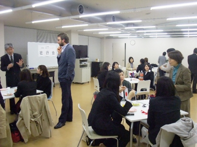 ケーキなどを食べながら歓談