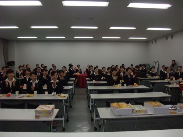 ジュースとお菓子で打ち上げ<br>
    お疲れ様でした～！” width=”200″ /></p>



<p class=