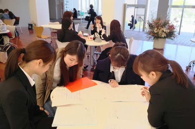 インターンシップについて熱心に説明