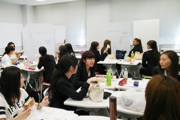 お昼を食べながら真剣に話し合いました