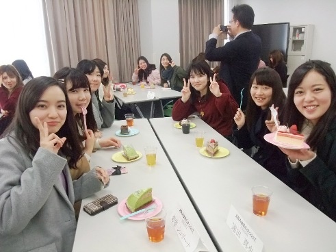 ケーキを食べながら