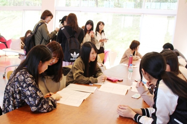 時間割を見ながら熱心に説明