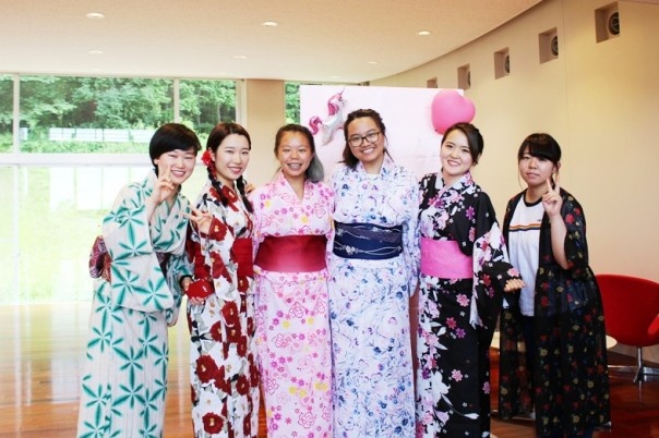 アメリカからの留学生と一緒に