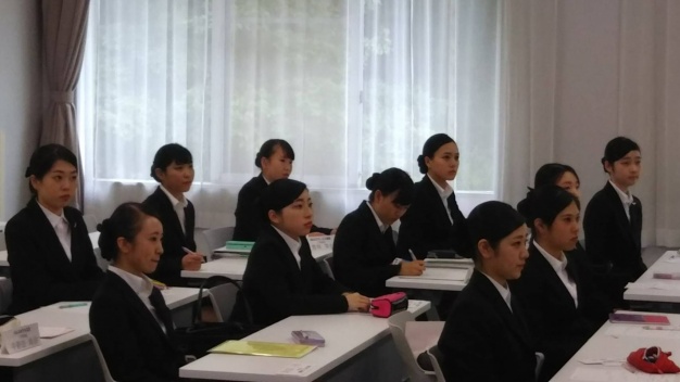 エアラインコース。自分とは違う実習先の話を真剣に聞いています。