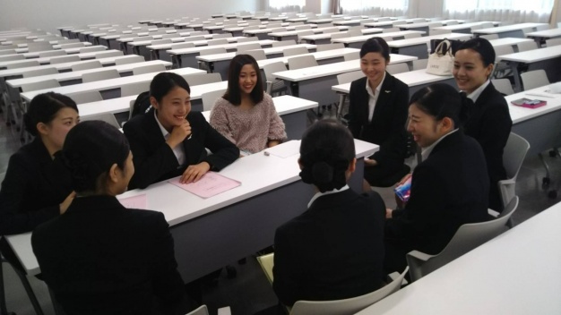 それぞれの実習先での出来事を情報交換。