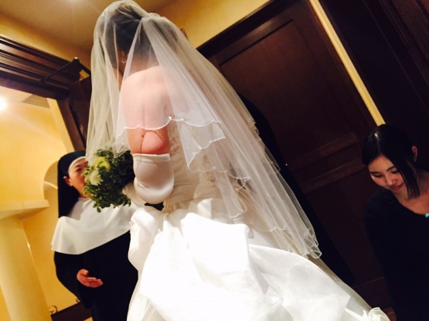 花嫁の入場です。右端が中山さん。