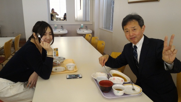 センター長と一緒に久しぶりの学食を堪能中。