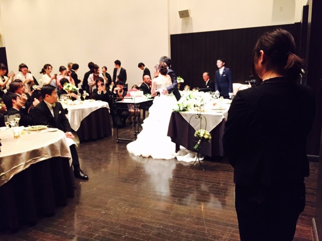新郎新婦と一緒にプランを練った披露宴。片隅から見守ります。