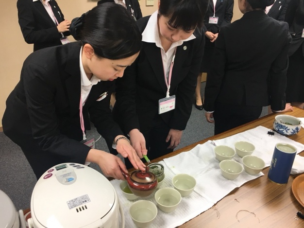 お茶の入れ方も何度も練習しました！適温の70℃で、心のこもったおいしいお茶になったかな？