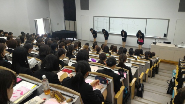 先生がお辞儀をしていますが、１年生でお辞儀を返している人はまだわずか。
