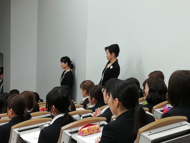 さすが元CAの先生方。
美しい立ち姿です。