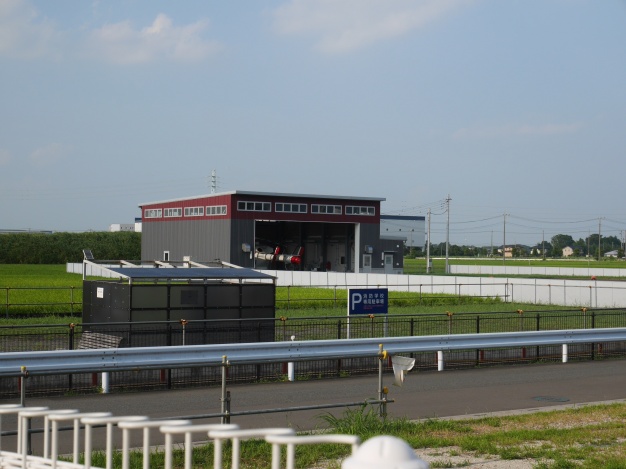 ドクターヘリ発着場<br>
    （埼玉医科大学総合医療センター様）” width=”300″ /></p>



<p>ドクターヘリ発着場 （埼玉医科大学総合医療センター様）</p>



<p>特に印象深かったのは、重症患者さんの治療を行うERセンター、高度救命センター、ICU、HCUの見学です。「救急」という緊迫した雰囲気に学生たちは緊張し、そして「命の現場」で戦う医療人の素晴らしさを実感しました。</p>



<p>その他の部署でも、たくさんの医薬品や医療機器を見せていただきました。机上の勉強だけではなかなかイメージが湧きづらかった医療行為や医療材料を間近で見ることができ、今まで以上に診療点数算定の理解が深まったと思います。</p>



<p>学生たちは熱心にメモを取り、質問もたくさんしていました。</p>



<ul class=