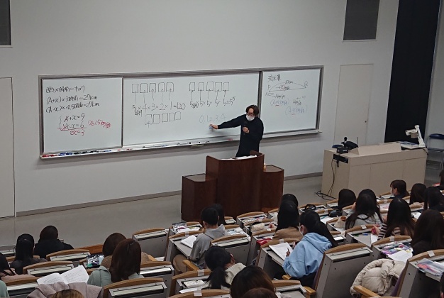 熱心に先生の講座に耳を傾けて問題を解いている様子