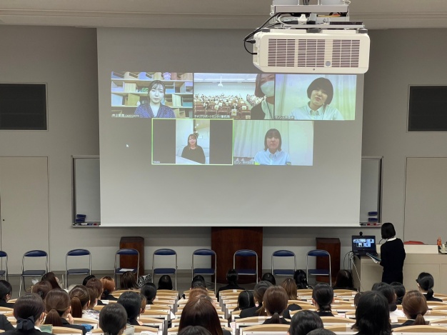 オンラインで参加の卒業生も！<br>
    ご協力ありがとうございました。” width=”300″ /></p>



<p>オンラインで参加の卒業生も！ ご協力ありがとうございました。</p>



<p>ケーブルテレビのアナウンサーとして活躍している卒業生の映像が流れた際にはどよめきが起こり、ある卒業生からの仕事での面白エピソードを聞いた際には笑いが起こる等大盛り上がりでした。</p>



<p>今回様々なキャリアを歩んでいる先輩方からのアドバイスを聞き、就職活動への意識が変わったのではないかと思います。</p>



<p>先輩方のお話を参考に、これからの就職活動も頑張っていきましょう。</p>

	<div class=